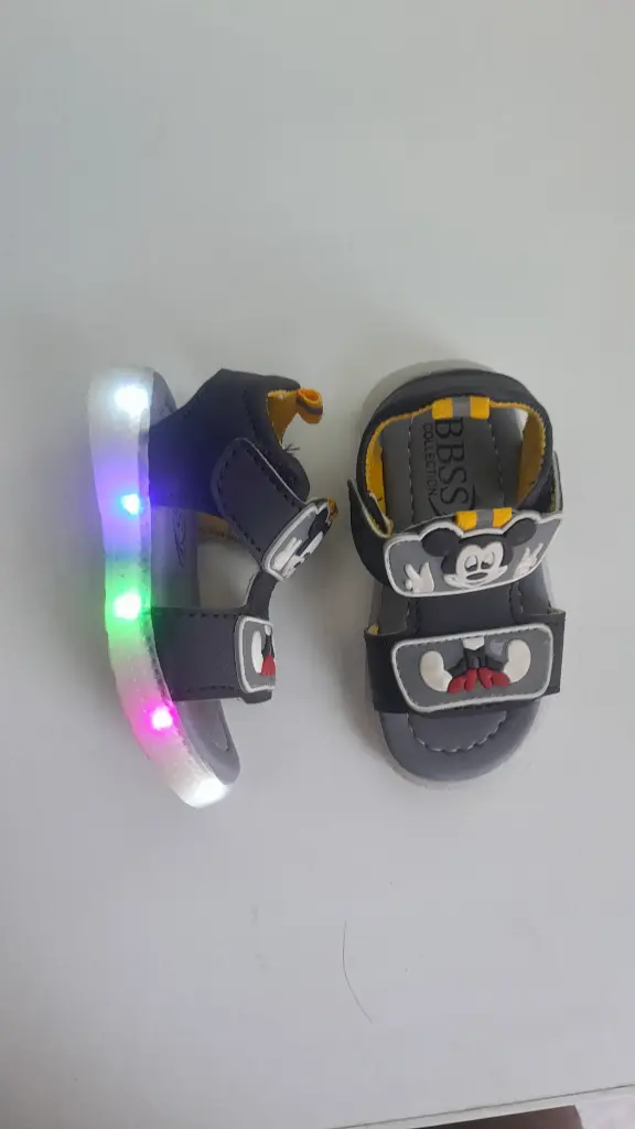 27 Kids Lights Sandals