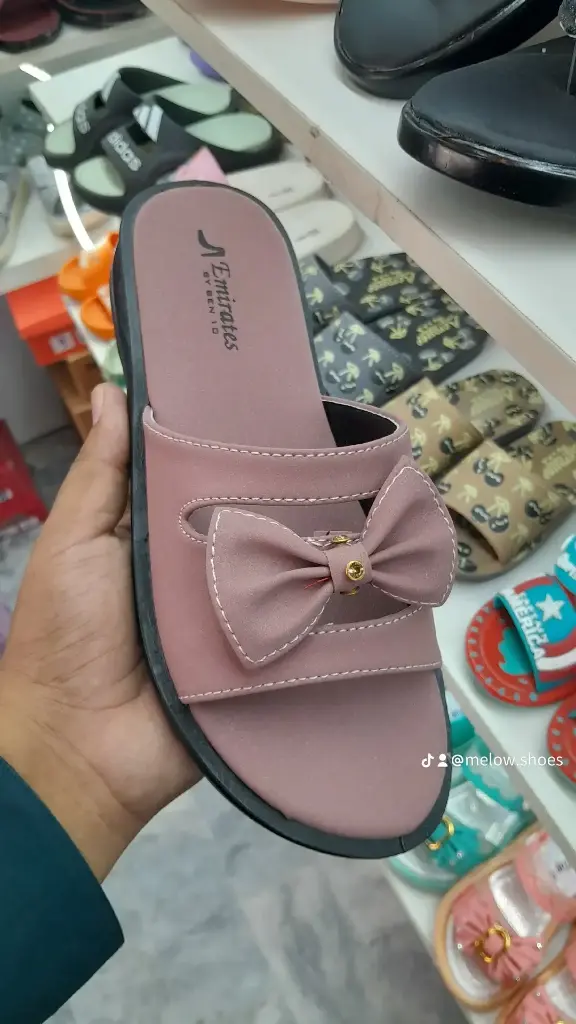71 Emirates Pink